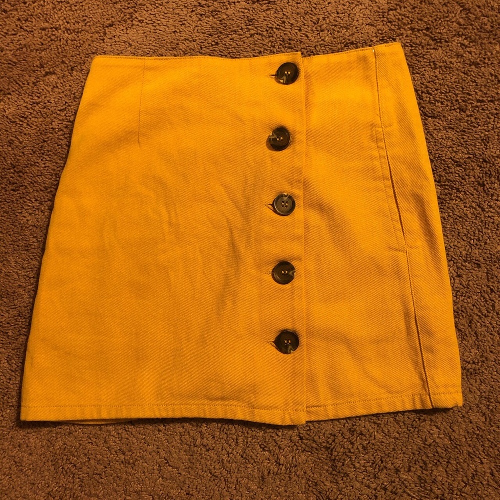 Mustard miniskirt with buttons